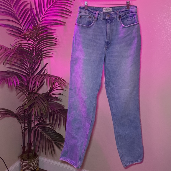 ABERCROMBIE & FITCH - LIGHT WASH STRAIGHT LEG HIGH RISE JEANS - Picture 3 of 14